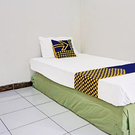 Oyo Life 91896 Kost Bu Dewi Syariah Pasuruan Exterior foto