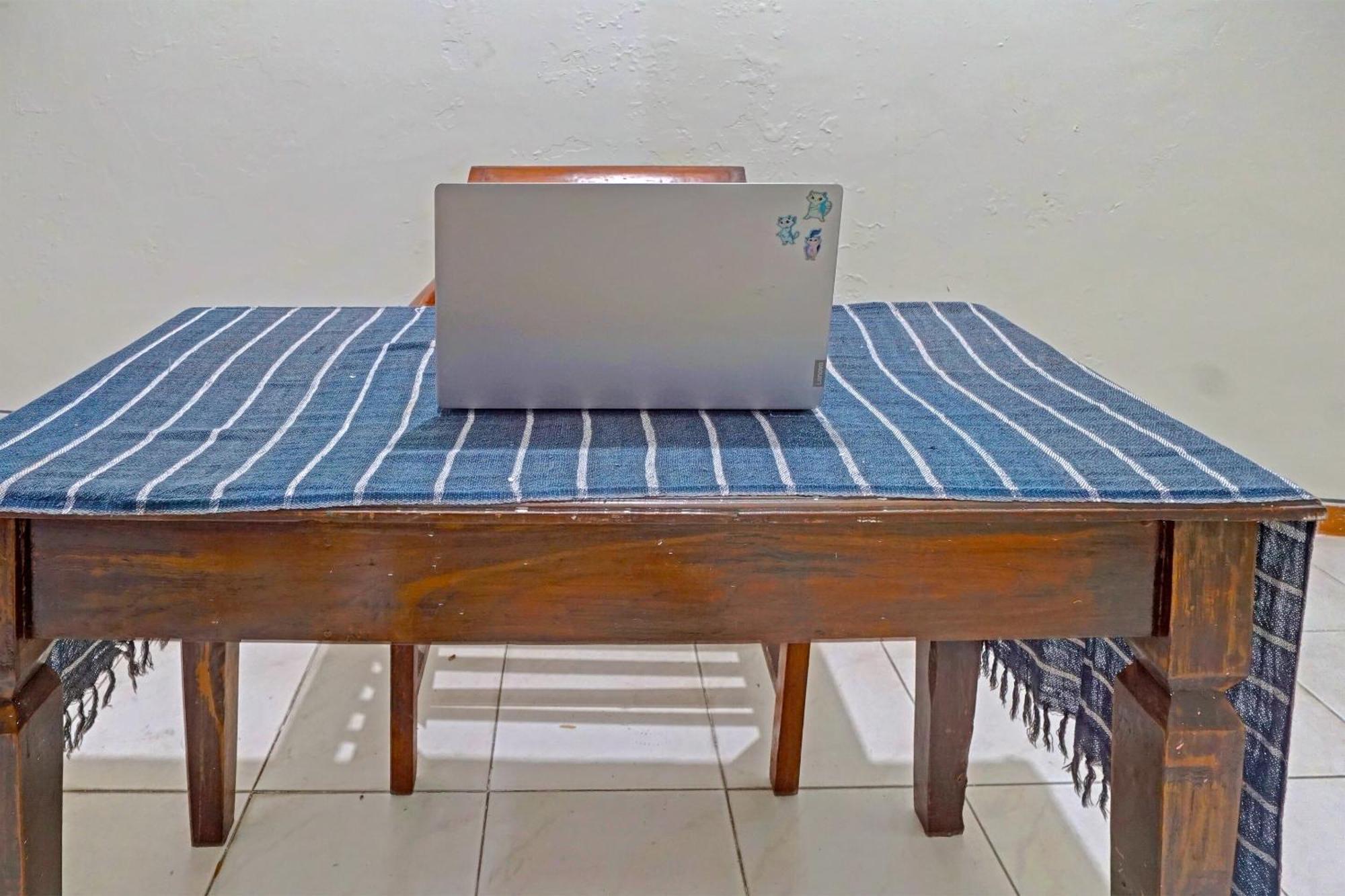 Oyo Life 91896 Kost Bu Dewi Syariah Pasuruan Exterior foto