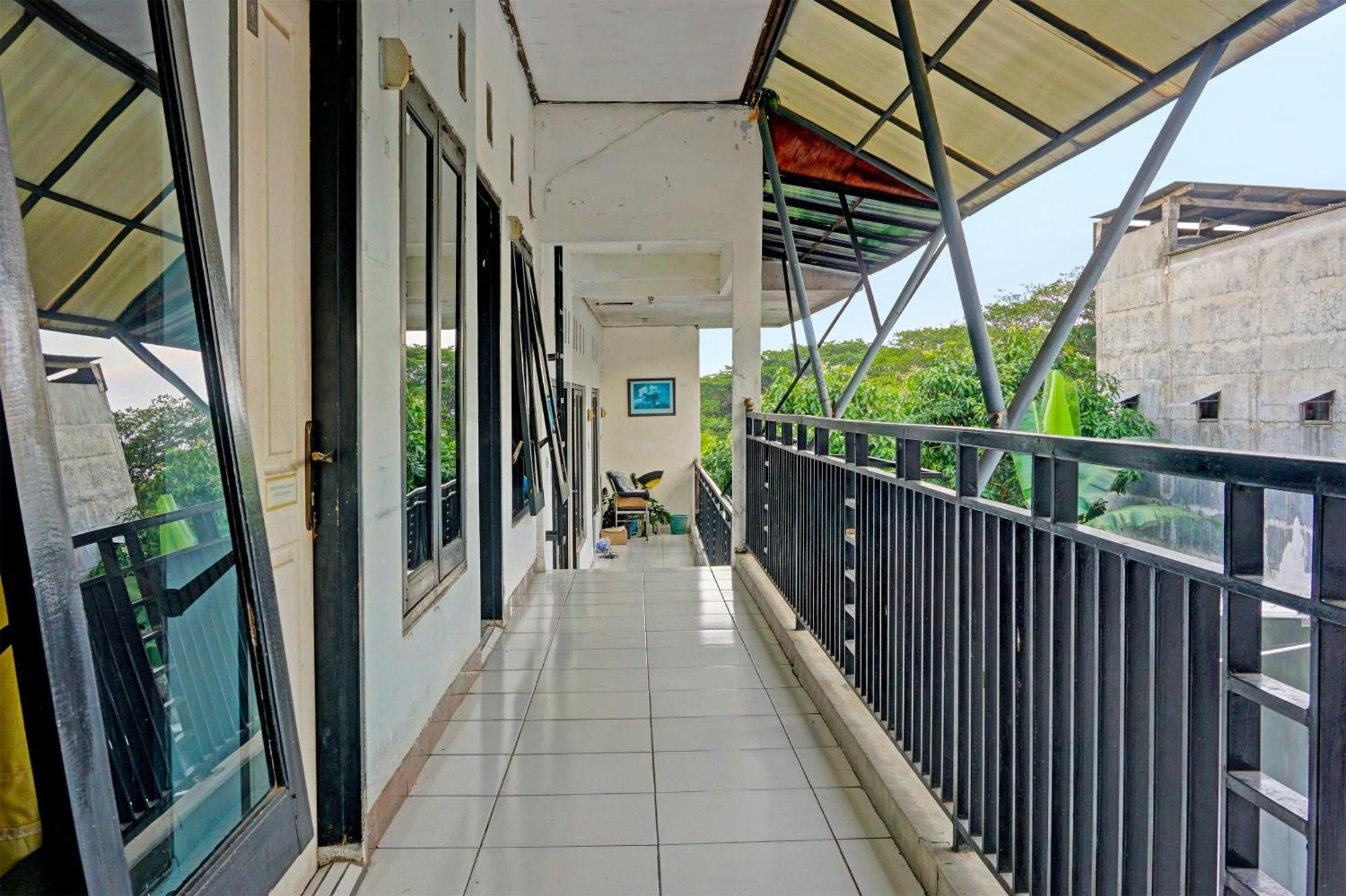 Oyo Life 91896 Kost Bu Dewi Syariah Pasuruan Exterior foto