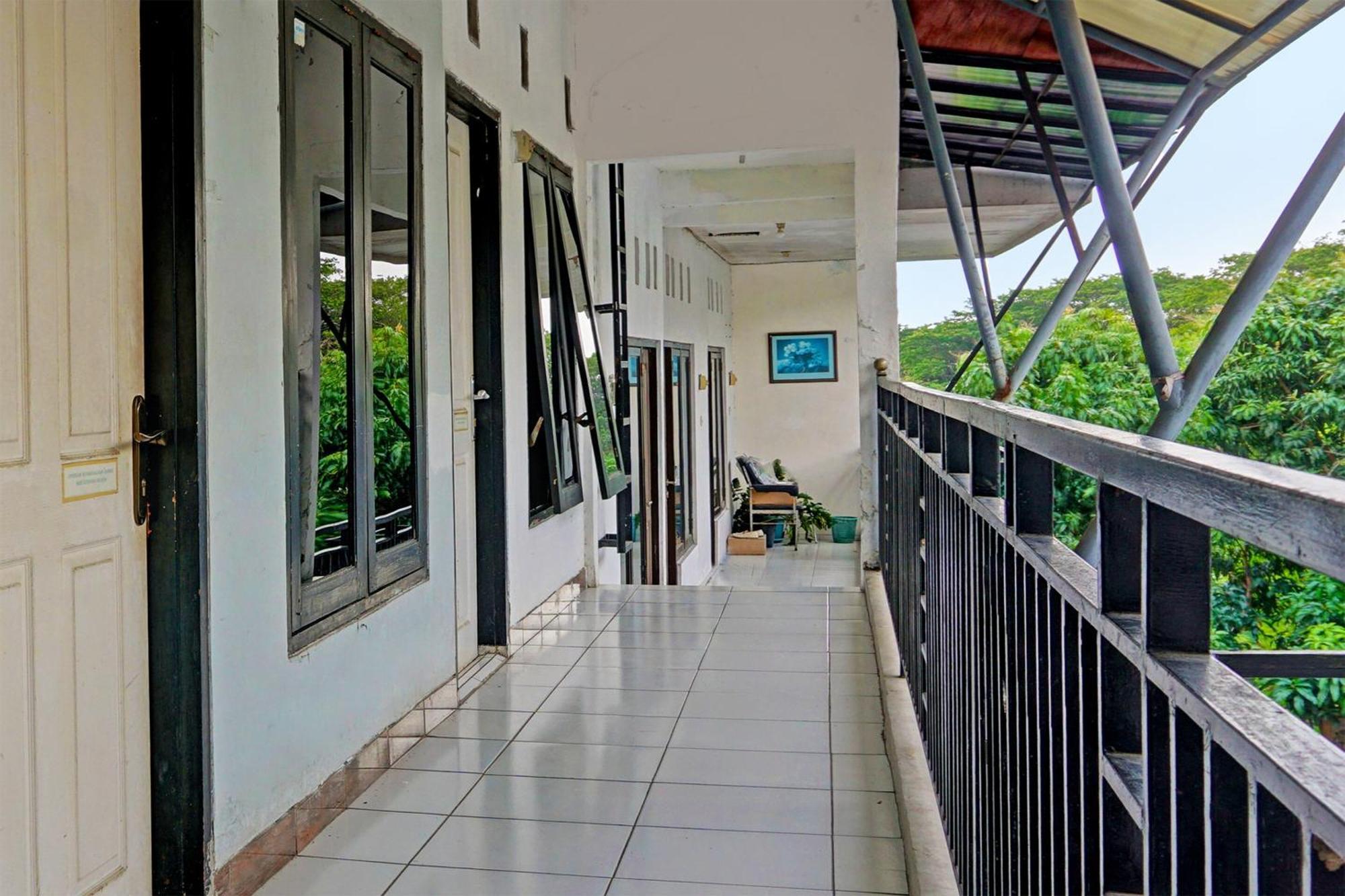 Oyo Life 91896 Kost Bu Dewi Syariah Pasuruan Exterior foto