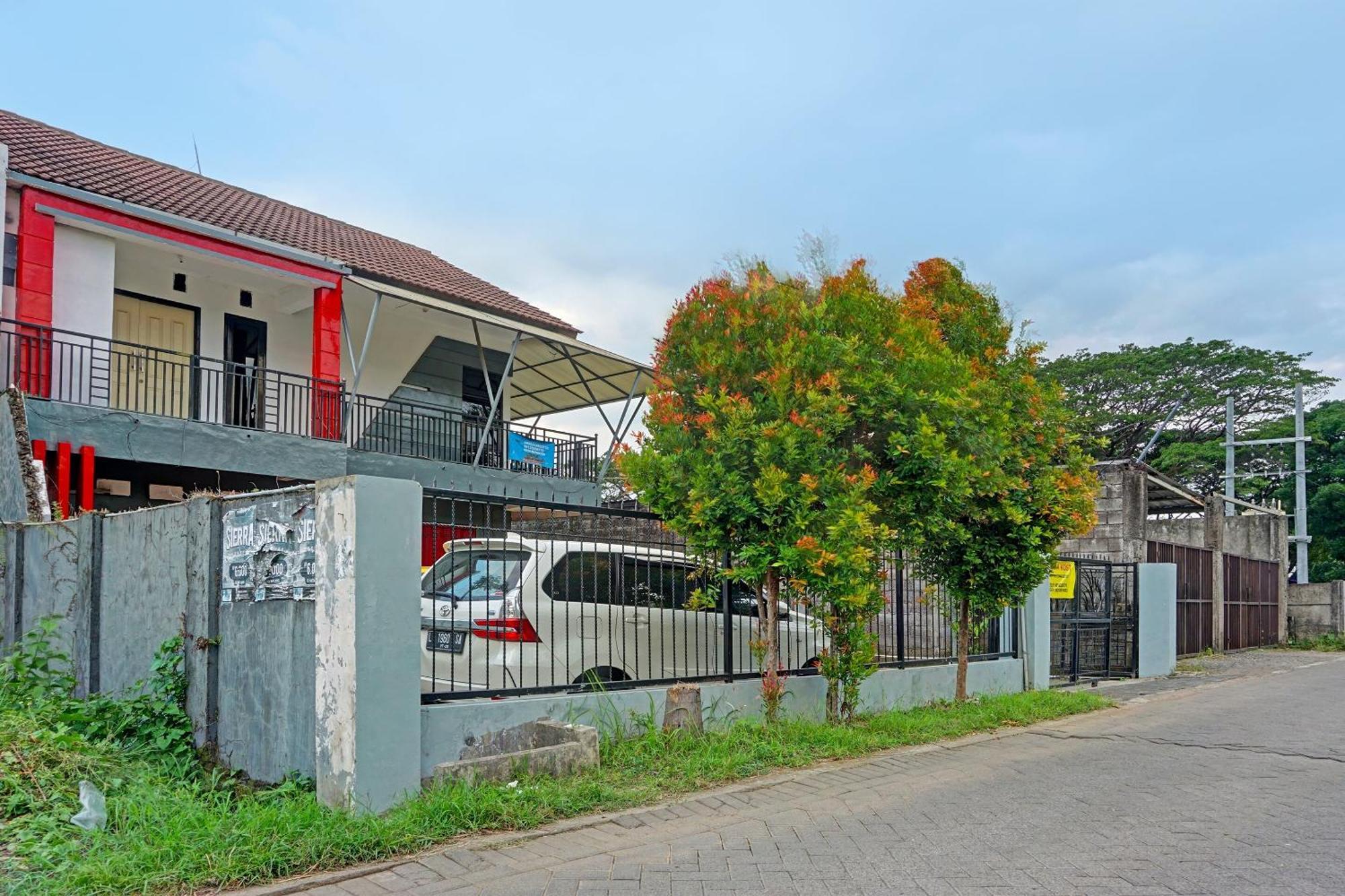 Oyo Life 91896 Kost Bu Dewi Syariah Pasuruan Exterior foto