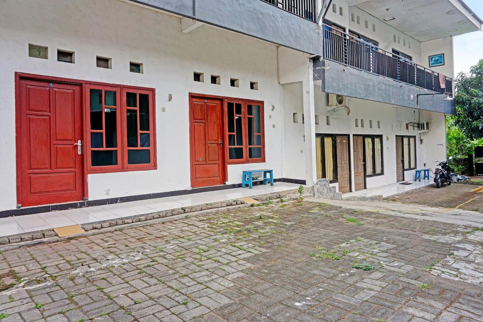 Oyo Life 91896 Kost Bu Dewi Syariah Pasuruan Exterior foto