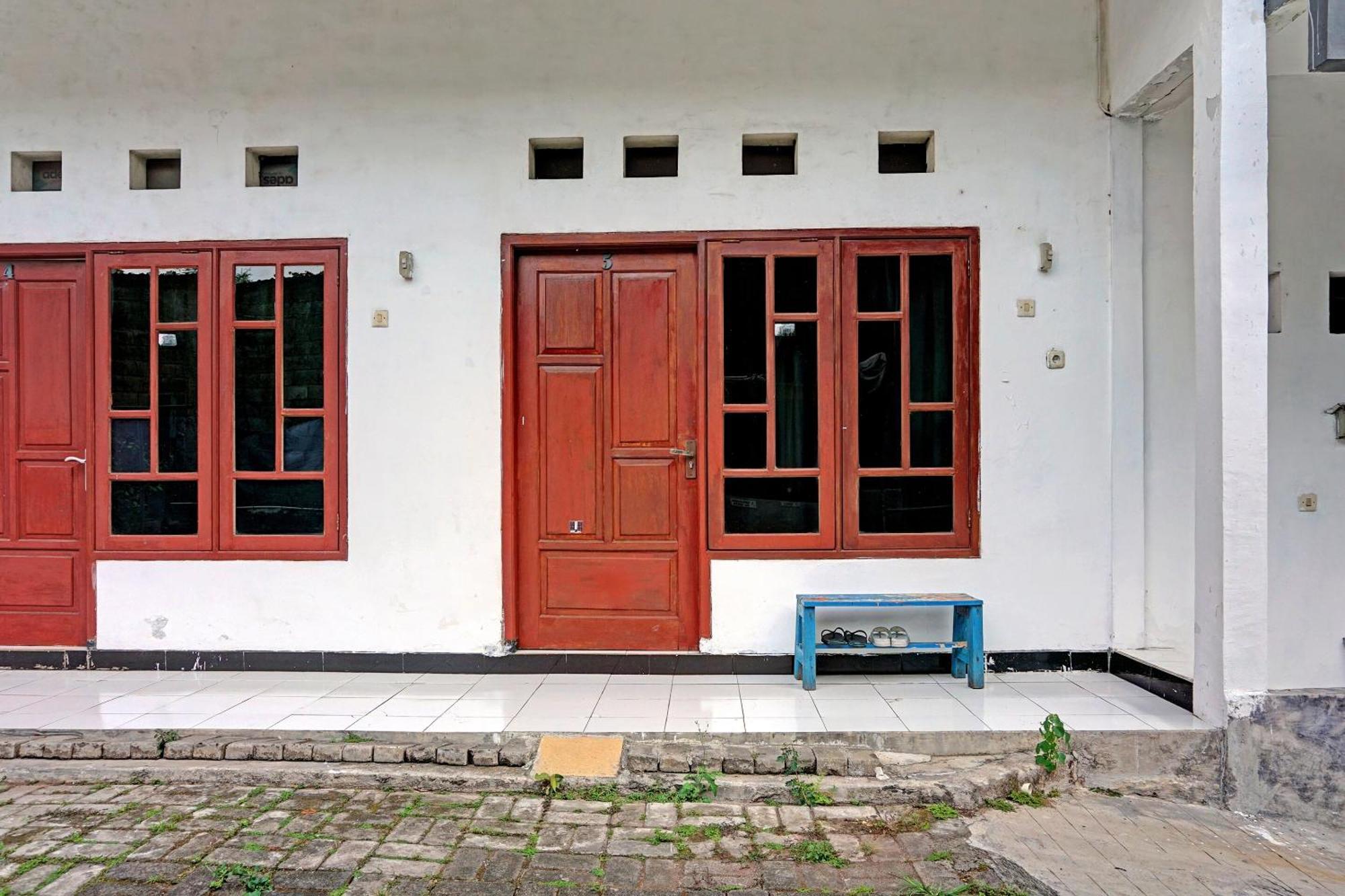 Oyo Life 91896 Kost Bu Dewi Syariah Pasuruan Exterior foto