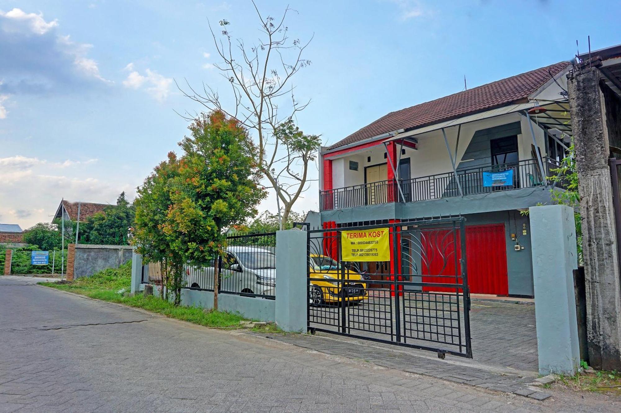 Oyo Life 91896 Kost Bu Dewi Syariah Pasuruan Exterior foto