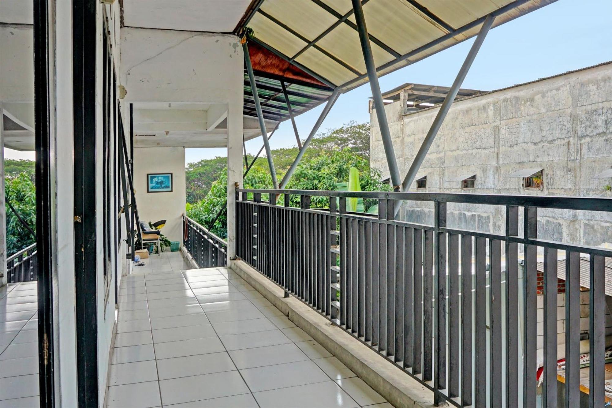 Oyo Life 91896 Kost Bu Dewi Syariah Pasuruan Exterior foto