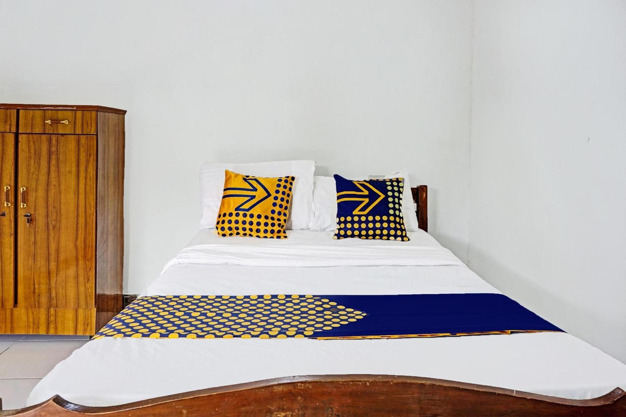 Oyo Life 91896 Kost Bu Dewi Syariah Pasuruan Exterior foto