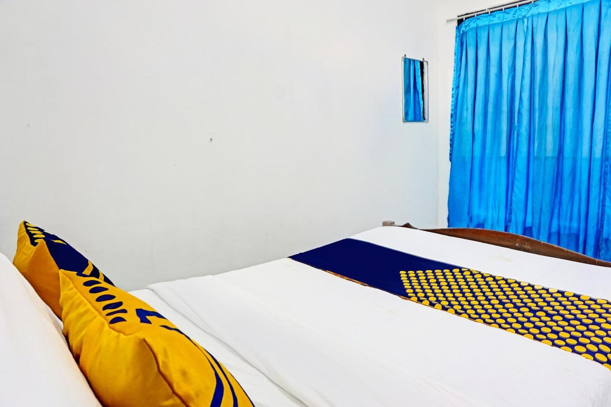 Oyo Life 91896 Kost Bu Dewi Syariah Pasuruan Exterior foto